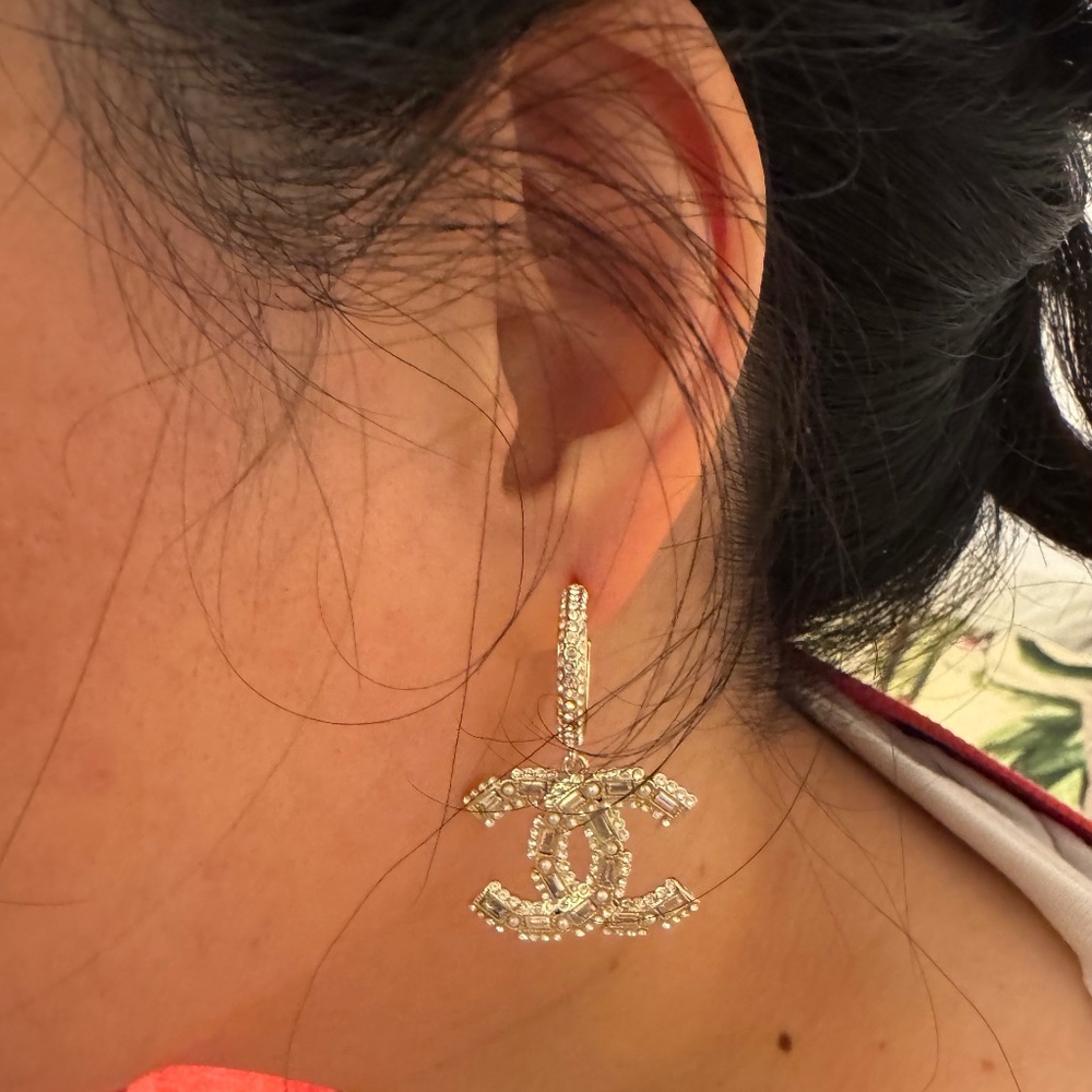 New Chanel CC Logo Super Bling Crystal Embellished with Pearl Drop Earrings - Picture 3 of 4
